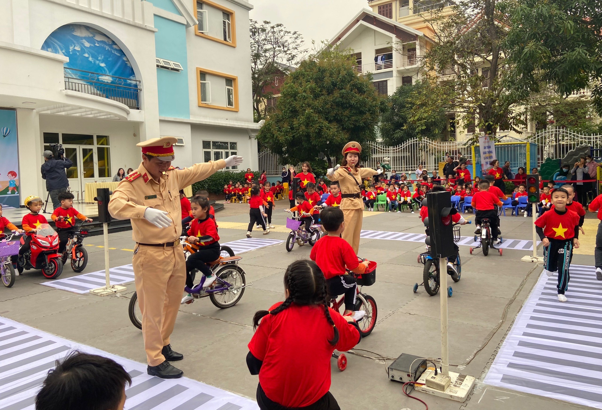 Tổ chức ngày hội: “Bé với An toàn giao thông”